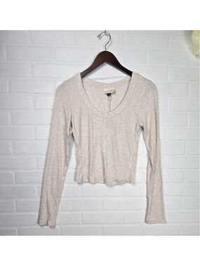 Women's Universal Thread Long Sleeve Tee Medium Beige